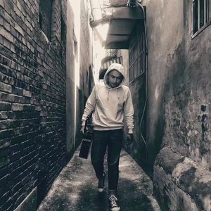 在浴室边啃奶头边躁视频
